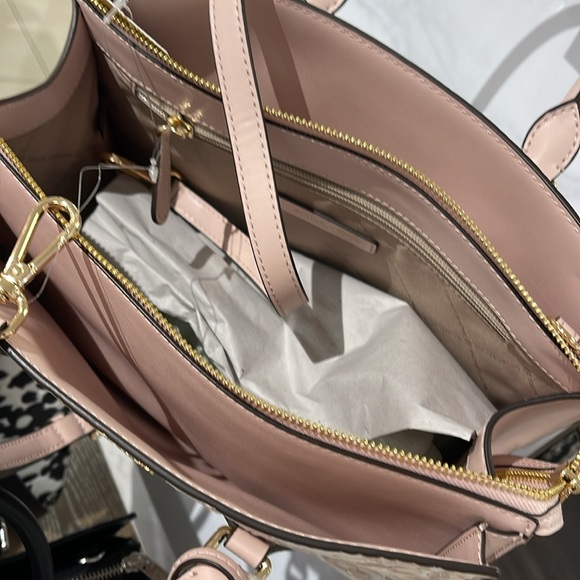 Michael Kors Sheila Medium Sequined Floral CZ Satchel
Powder Blush
NWT - Picture 10 of 16